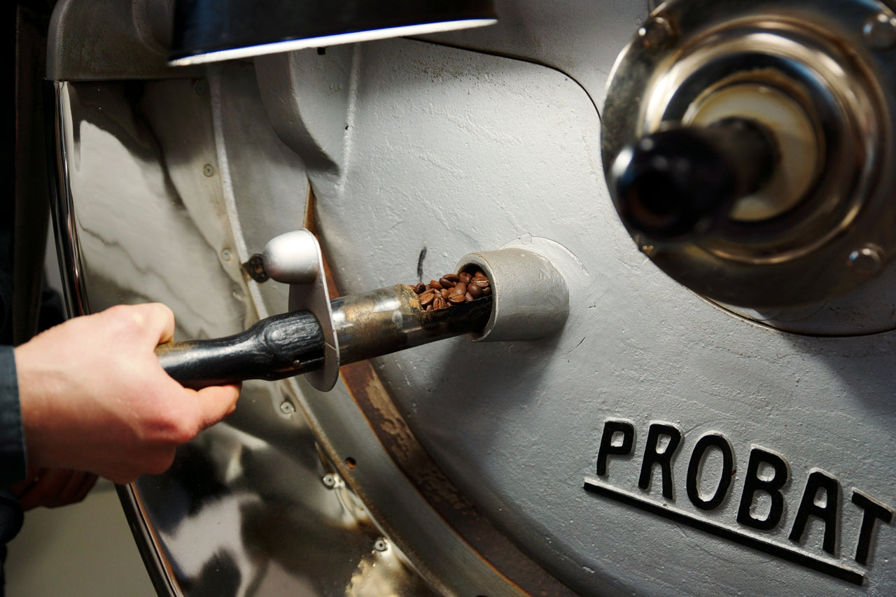 Bei uns kannst du besondere Kaffeebohnen online kaufen. Hergestellt in einer kleinen Röstmanufaktur, in der der Kaffee zu 100% manuell hergestellt wird. Ohne Software und Computer. Aber mit allen Sinnen unserer Röstmeister und ihrer jahrelangen Erfahrung.