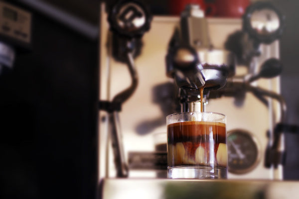 Kalter Koffein-Kick: Eis-Latte als sommerliche Erfrischung - Emma Spezialitätenkaffee