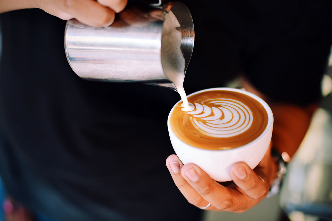 Entdecke den einzigartigen Geschmack von Emma Spezialitätenkaffee – der perfekte Kaffee für Kaffeeliebhaber und Kaffeeentdecker! Unsere handverlesenen Kaffeebohnen werden sorgfältig ausgewählt, um dir ein außergewöhnliches Kaffeeerlebnis zu bieten.